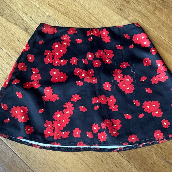 White Fox Boutique Dresses & Skirts - White Fox Boutique Black and Red Floral Mini Skirt